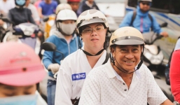 Câu chuyện phi thường ở lớp tiếng Anh đặc biệt: Người cha 70 tuổi vì cậu con trai mắc hội chứng Down mà cùng cắp sách đi học