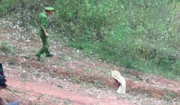 Phát hiện người phụ nữ tử vong với nhiều vết thương trên đường mòn