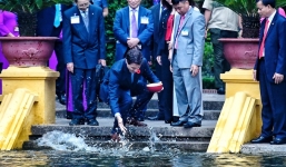 Thủ tướng Canada thăm nhà sàn Bác Hồ, thích thú cho cá ăn