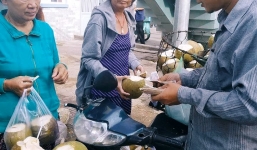 Chuyện cô gái quên ví gặp anh bán dừa dễ thương và câu cửa miệng: 'Bữa nào ghé trả cũng được' của người Sài Gòn