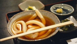 Tô mì chỉ có 1 sợi duy nhất to hơn chiếc đũa, phải đặt lịch và xếp hàng thì mới có ăn