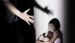 Bé gái tố cáo bị cha dượng dâm ô, người mẹ bao che cho hành vi thú tính