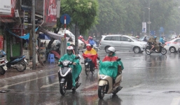 Chuyên gia thời tiết chỉ rõ thời điểm kết thúc đợt mưa rét gây nhớp nháp đường phố Hà Nội