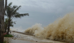 Áp thấp nhiệt đới có thể mạnh thành bão, miền Trung lũ rút