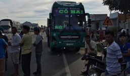 3 ông cháu bị xe khách cuốn vào gầm