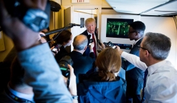 Đoàn báo chí hùng hậu tháp tùng Tổng thống Mỹ công du 