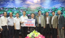 Đoàn công tác TP HCM hỗ trợ 3 tỷ đồng cho 3 tỉnh miền Trung