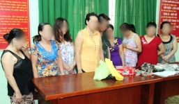 Đột kích phá sòng bạc của các 'quý bà' trong căn nhà bỏ hoang