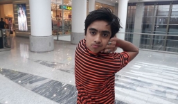 Cậu bé có khả năng quay đầu 180 độ