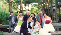 Cả Hà Nội mới có một gia đình “yêu tận tim”: Ông bà, thông gia 'cưới' cùng cô dâu, chú rể vui như thế này!