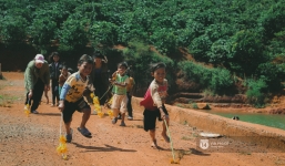 Chùm ảnh: Nơi những chiếc xe đồ chơi làm từ hoa dã quỳ là cả tuổi thơ của lũ trẻ nhỏ