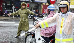 Cảnh sát đội mưa làm nhiệm vụ phân luồng xe APEC