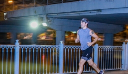 Thủ tướng Canada mặc đồ thể thao chạy bộ ở kênh Nhiêu Lộc