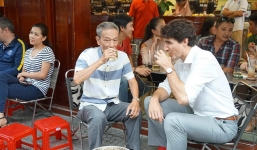 Thủ tướng Canada ngồi vỉa hè, thưởng thức cà phê phin Sài Gòn