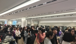 Zara Hà Nội 'tan hoang' trong ngày đầu mở bán, hàng hiệu lăn lóc trên sàn