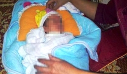 Bé 5 tháng tuổi bị bỏ rơi trong hộp mì tôm giữa đêm