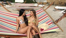 Chị em song sinh đăng hình gợi cảm lên mạng để kiếm tiền trả học phí