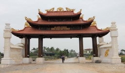 Choáng ngợp với cổng chào một xã ở Nghệ An xây bằng gỗ quý hơn 4 tỉ đồng