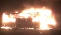 Đang lưu thông, xe khách giường nằm bốc cháy ngùn ngụt, 22 hành khách thoát chết