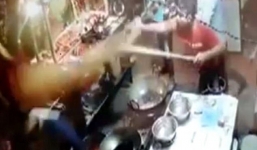 Phàn nàn về đồ ăn, khách hàng bị chủ tiệm hất thẳng dầu sôi vào người