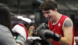 Ý nghĩa hình xăm trên bắp tay Thủ tướng điển trai Canada 