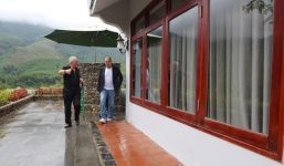 Bên lề APEC: Bộ trưởng Ngoại giao Nga đi tắm khoáng nóng, ăn bánh xèo ở Đà Nẵng