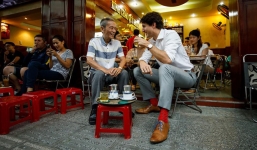 Nữ nhân viên quán cà phê Sài Gòn kể về ấn tượng khi bưng đồ uống cho Thủ tướng Canada