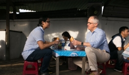 Thủ tướng Úc thưởng thức bánh mì vỉa hè ở Đà Nẵng, khen đồ ăn Việt Nam