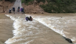 Liều mình lội qua cầu tràn, 4 người bị nước lũ cuốn