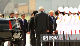 Những hình ảnh đầu tiên của Tổng thống Donald Trump đến Việt Nam dự APEC 2017