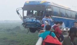 Hình ảnh kinh hoàng trong vụ va chạm xe khách trên cầu Thanh Trì