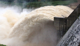 Lũ vừa rút, 4 thủy điện lại đồng loạt xả lũ: “Kịch bản” ngoài ý muốn
