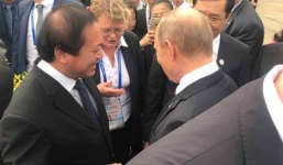 Món quà đặc biệt Tổng thống Putin nhận được tại chân cầu thang máy bay