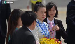 Được tặng hoa cho Thủ tướng Lý Hiển Long, đây là cô gái 'hot' nhất MXH sáng nay