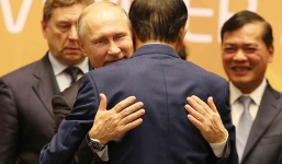 Cảm động: Tổng thống Putin ôm tạm biệt Chủ tịch Trần Đại Quang, rời Đà Nẵng