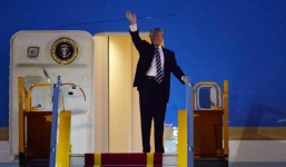 Tổng thống Mỹ Donald Trump tới Hà Nội, bắt đầu chuyến thăm Việt Nam