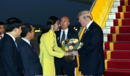 Dân mạng sốt sắng tìm danh tính cô gái tặng hoa cho Tổng thống Mỹ Donald Trump