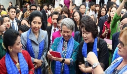 Phu nhân lãnh đạo cấp cao dự APEC 2017 selfie  trên phố cổ Hội An