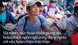 Chàng shipper xe đạp bị khuyết tật giọng nói vẫn chăm đọc sách, học tiếng Anh và làm từ thiện: 'Nếu không cố gắng, mình sẽ bị lùi lại phía sau'