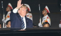 Tổng thống Trump vẫy tay chào người dân Hà Nội đón hai bên đường