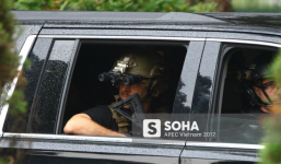 Cận cảnh đặc vụ Mỹ mang súng tiểu liên ngồi trong xe hộ tống Tổng thống Trump ở Hà Nội