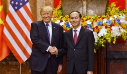 Chủ tịch Trần Đại Quang và Tổng thống Trump chụp ảnh lưu niệm tại Phủ Chủ tịch