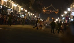 Nhiều cô dâu, chú rể bỏ chụp ảnh cưới để xem đoàn xe Tổng thống Donald Trump chạy trên phố Hà Nội