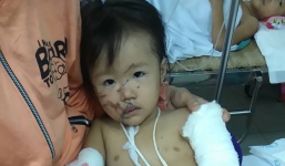 Xót xa hình ảnh 3 cha con bị lốc xoáy vùi lấp trong nhà