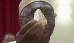 Tìm thấy viên kim cương khổng lồ 476 carat tại Sierra Leone