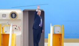 Tổng thống Trump vẫy chào từ chuyên cơ Air Force One, kết thúc tốt đẹp chuyến thăm Việt Nam