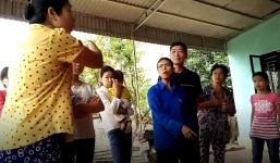 Vụ vợ cán bộ thôn nhận quà lũ lụt: Thành phố sẽ chỉ đạo xử lý nghiêm