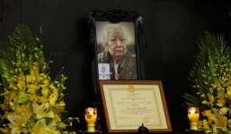 Tổng Bí thư, Chủ tịch nước, Thủ tướng gửi vòng hoa đến viếng cụ Hoàng Thị Minh Hồ