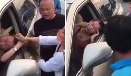 Bị túm tóc, đánh ghen giữa đường, cô bồ vẫn cố thủ trên xe gọi điện cho nhân tình