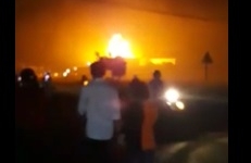 Cây xăng bốc cháy dữ dội kèm theo tiếng nổ lớn